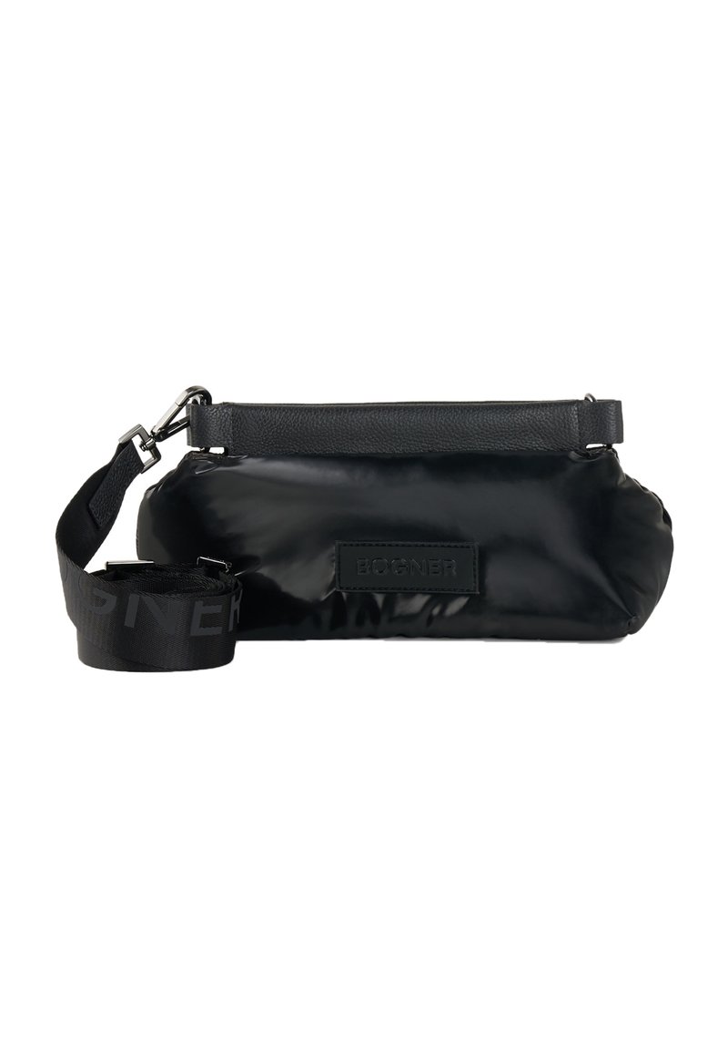 Borsa a spalla nera con finitura lucida, dotata di una tracolla in pelle texture e dettaglio con logo. Include una tracolla regolabile e una forma morbida.