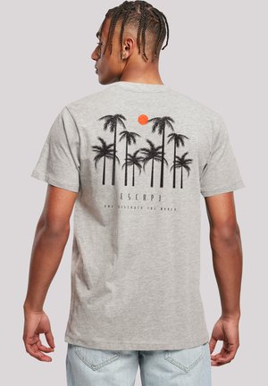 Grau Baumwoll-T-Shirt mit einem schwarzen Palmenbaum-Design und einer roten Sonne auf dem Rücken, mit dem Text "FLIEHE UND STÖRE DIE WELT."