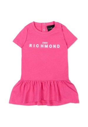 Różowa sukienka dla malucha z krótkim rękawem, falbaną u dołu i napisem "JOHN RICHMOND" na piersi, zapinana z tyłu na dwa zatrzaski przy kołnierzyku.
