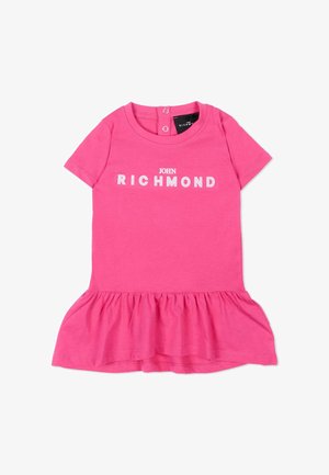 Vestitino rosa a maniche corte per bambino piccolo con orlo arricciato e scritta "JOHN RICHMOND" sul petto, chiuso con due bottoni a pressione sulla parte posteriore del collo.