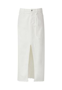 Jupe en denim blanc avec une fente frontale, des passants de ceinture et deux poches. L'ourlet a une finition brute pour une texture supplémentaire.