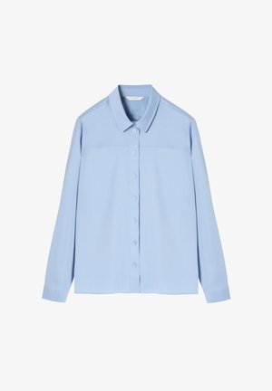 Blusa azzurro chiaro a maniche lunghe con colletto strutturato, chiusura frontale a bottoni e tessuto morbido. Presenta un orlo dritto e maniche con polsini.