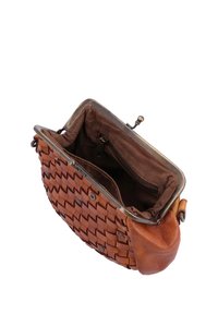 Bolso de cuero marrón con frente tejido y marco metálico, abierto para mostrar el interior de tela marrón y un bolsillo interior con cremallera.