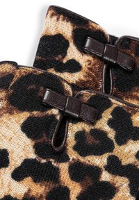 Leopardenmusterhandschuhe aus Strickstoff, mit einer strukturierten Oberfläche und dunklen Lederakzenten sowie Schleifendetails.