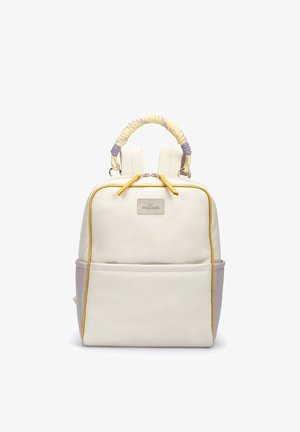 Mochila pequeña de color crema con tiradores de cremallera amarillos, asa envuelta en púrpura y amarillo, bolsillo frontal y etiqueta de la marca "Pikolinos".