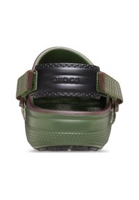 Groene en zwarte klompen met een gestructureerde bovenkant, een bruine accentband en een gevoerde verstelbare band met een reflecterende detail.