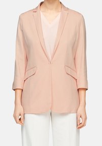 Vaaleanpunainen bleiseri, jossa on räätälöity leikkaus, lovettu kaulus, kaksi etutaskua ja kolmen neljäsosan hihat, valmistettu sileästä kankaasta.