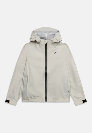 Lichtgrijze hoodie met zwarte ritssluiting aan de voorkant, elastische zoom, twee zijzakken en een klein zwart-wit logo op de borst.