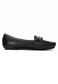 Mocassino piatto in pelle nera con punta arrotondata, superficie texturizzata e dettaglio decorativo in metallo sulla tomaia. Suola in gomma con borchie.