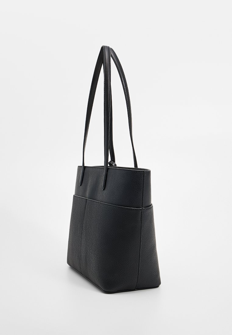 Zwarte leren tote bag met lange hengsels, een gestructureerde vorm en een textuurovervlak. Heeft een verdeelde indeling met een naad aan de voorkant.