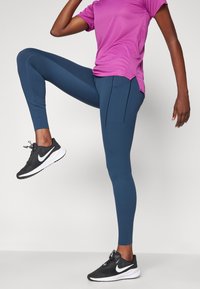 Nike Performance UNIVERSA - Leggingek - armory navy/black