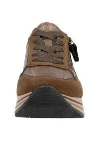 Brauner Sneaker aus einer Mischung aus Wildleder und Netzmaterialien, mit einer Schnürung an der Vorderseite, einem seitlichen Reißverschluss und einer strukturierten Gummisohle.