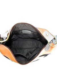 Leren handtas met een lichtbruine buitenkant, voorzien van een donkere binnenkant en meerdere compartimenten. Inclusief zilverkleurige accenten en een ritssluiting.