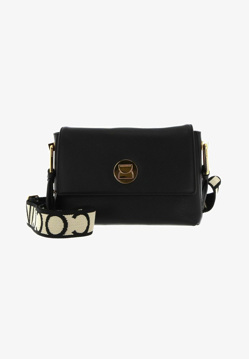 Schwarze Leder-Crossbody-Tasche mit einem goldfarbenen Verschluss, versehen mit einer strukturierten Oberfläche und einem Canvas-Trageriemen mit kontrastierendem Druck.