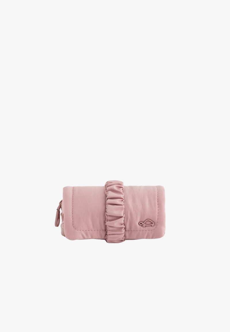 Cartera de tela rosa con cierre de correa con volantes y un logotipo grabado. Presenta un compartimento con cremallera en el lateral. Textura suave y forma rectangular.