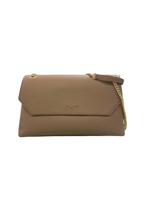 Clutch in pelle color cuoio con tracolla in oro e piccolo logo dorato "GAELLE PARIS" sulla patta anteriore.