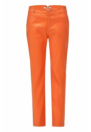 Pantalones naranja ajustados con cierre de botón y cremallera, trabillas para el cinturón y bolsillos delanteros, etiquetados como "Salsa Jeans".
