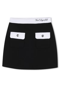 Μαύρη μίνι φούστα με λευκή ζώνη στη μέση, που διαθέτει δύο λευκές τσέπες με καπάκι, καθεμία με μεταλλικό κουμπί, και κεντημένο λογότυπο στη ζώνη της μέσης.