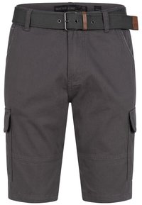 Short cargo gris foncé avec poches latérales et ceinture en tissu noire avec boucle métallique et accent marron.