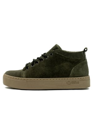 Oliwkowe zamszowe buty sportowe za kostkę z czarnymi sznurówkami, brązową gumową podeszwą i detalem z logo z boku. Gładka tekstura i minimalistyczny design.