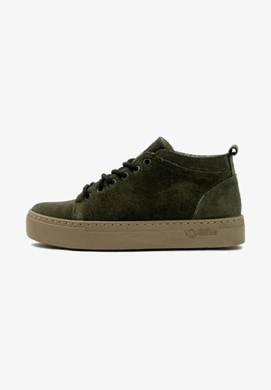 Zapatillas altas de ante verde oliva con cordones negros, suela de goma color beige y detalle del logo en el lateral. Textura suave y diseño minimalista.