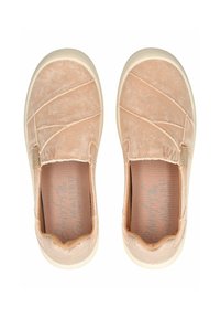 Světle růžové boty na slip-on s texturovaným vzorem, překrývajícími se panely a krémovými gumovými podrážkami. Měkký materiál s minimálním prošíváním.