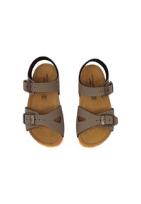 Sandali marroni con due cinturini regolabili, una soletta in sughero imbottita e suole in gomma arancione. Presentano dettagli forati sui cinturini.