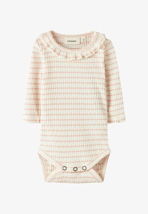 Bodysuit de bebé de manga larga a rayas en rosa claro y blanco, con un cuello con volantes y cierres a presión en la parte inferior. Textura de tela de canalé suave.