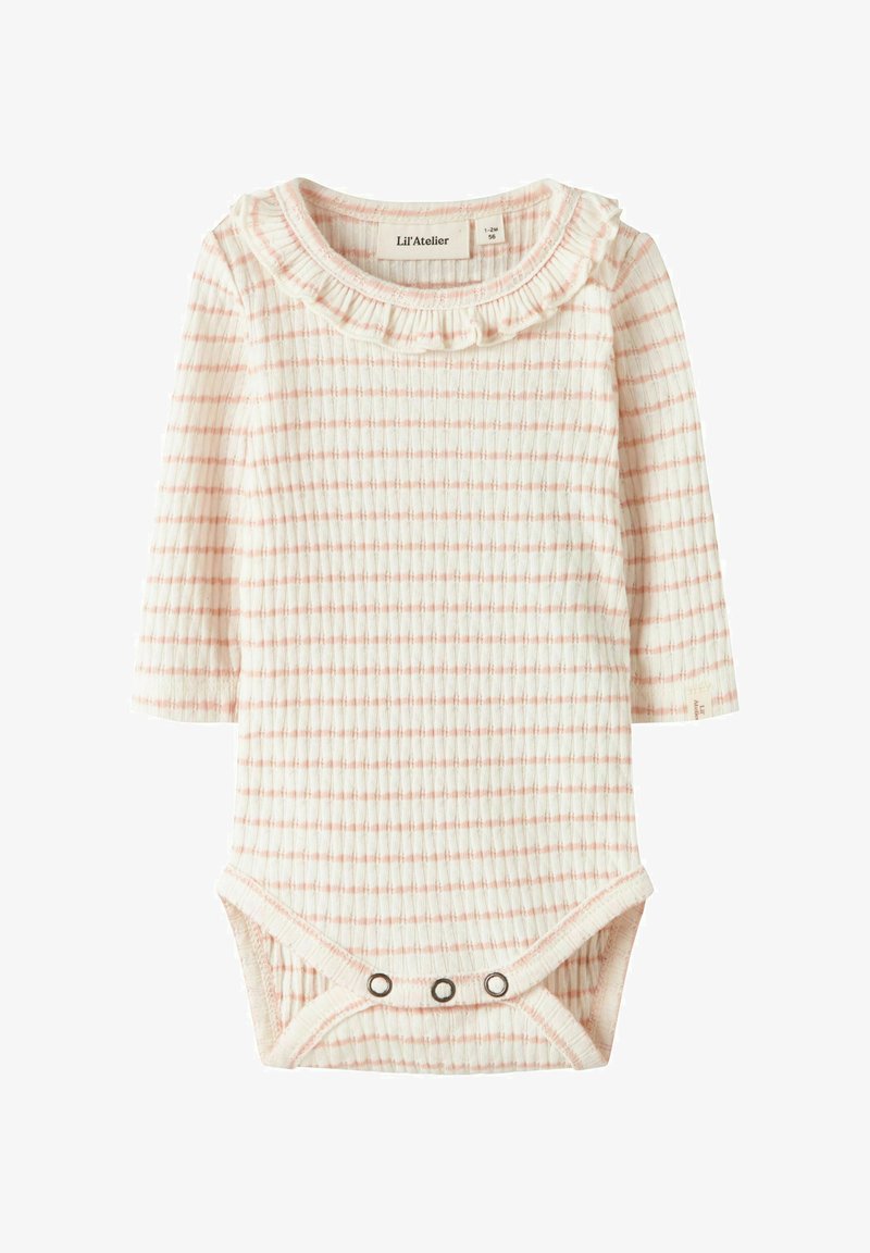 Lichtroze en witte gestreepte long-sleeve babybodysuit met een gerimpelde kraag en drukknoopsluitingen aan de onderkant. Zachte ribbelstof structuur.