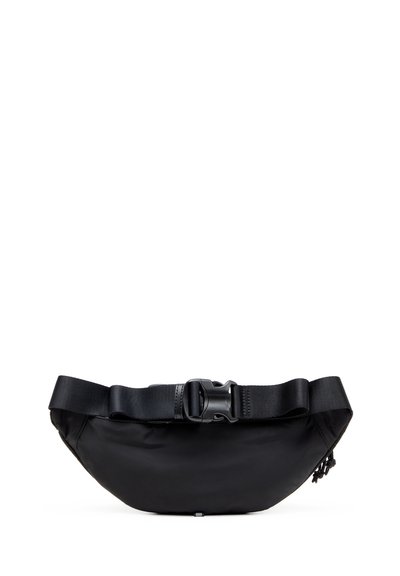 Banane noire en nylon, avec une forme courbe, une sangle ajustable et une fermeture à boucle en plastique pour un maintien sûr.