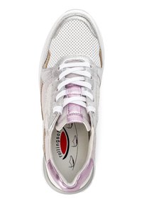 Sneakers met een bovenwerk van wit, zilver en lichtroze mesh, voorzien van perforaties, platte witte veters en een getextureerd zoolontwerp.