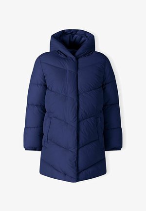 Tengerészek pufi kabát magas gallérral, vízszintes varrásokkal és egyenes fazonnal. Két oldalzseb található rajta, illetve nincs látható záródás.