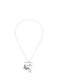 Collier délicat en chaîne d'argent avec un papillon bleu, une feuille en argent et des pendentifs en perle suspendus à un fermoir circulaire avec une barre à bascule.