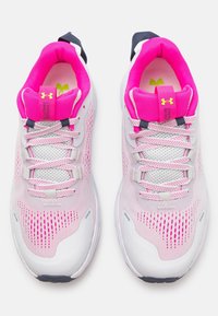 Chaussures de sport blanches avec des accents roses. Dotées d'un tissu en maille, d'un col rembourré et de lacets ronds. La semelle présente un motif texturé pour l'adhérence.