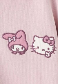 Material roz cu două personaje brodate: un iepuraș roz cu o fundă și o pisică albă cu o fundă roz, ambele conturate în culoarea mauve.