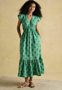 Grünes, gemustertes Maxikleid mit kurzen Rüschensleeves, tailliertem Bund und ausgestelltem, gestuftem Saum; verfügt über ein geometrisches Design und Taschen.