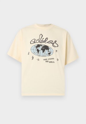 Tricou Adidas de culoare crem, cu un glob desenat manual, stele și textul „Three Stripes. One World.” pe față.
