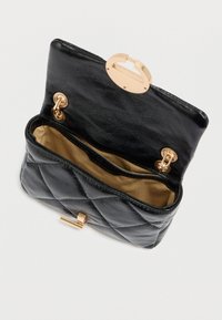 Μαύρο τσόκερ από δερματίνη με σχεδίαση καπιτονέ, με χρυσό πλαίσιο και κούμπωμα. Το εσωτερικό διαθέτει ομαλή μπεζ φόδρα και έναν ενιαίο χώρο.