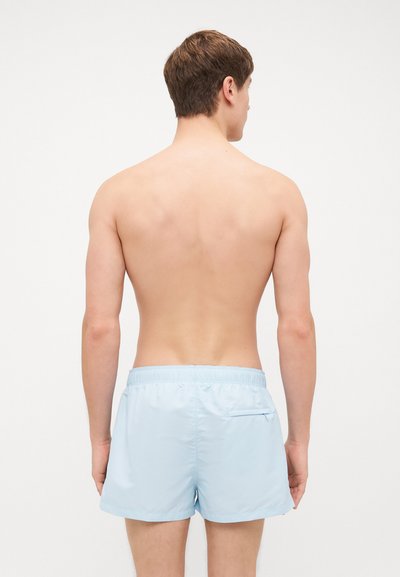 Helle blaue Badeshorts aus weichem Material, mit einer Gesäßtasche und einem elastischen Bund für zusätzlichen Komfort.