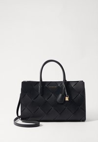 Sort læderhåndtaske med en quiltet design, dobbelt håndtag, aftagelig skulderrem og guldfarvede hardware-detaljer.