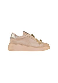 Sneaker beige in suede con tallone accentato in argento, con chiusura a lacci e dettaglio in catena dorata sul lato, dotato di suola spessa e testurizzata.