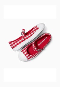 Scarpe di tela a scacchi rossi con puntali in gomma bianca e una fascia decorativa con fibbia. Fodera interna rossa con logo del brand.