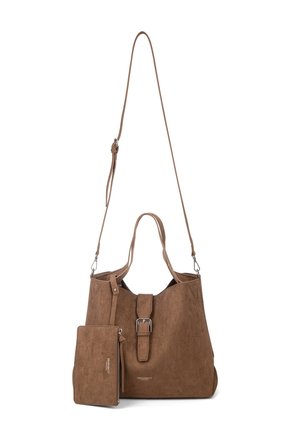 Borsa tote in camoscio marrone con cinturino anteriore con fibbia, manici corti, tracolla lunga regolabile e pochette abbinata con cerniera allegata.