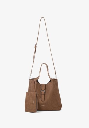 Borsa tote in camoscio marrone con cinturino anteriore con fibbia, manici corti, tracolla lunga regolabile e pochette abbinata con cerniera allegata.