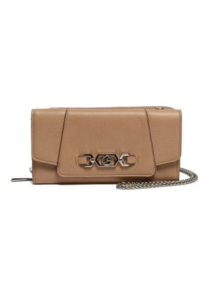 Pochette in pelle color cuoio con chiusura esagonale argentata e tracolla a catena argentata, mostrata su sfondo bianco.