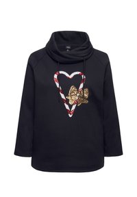 Sudadera negra con cuello tipo cowl, que presenta un diseño de corazón con un patrón en rojo y blanco, y un acento de mariposa de lentejuelas doradas en la parte delantera.