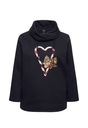 Zwarte sweatshirt met een kraag, met een rood-wit patroon van een hartontwerp en een gouden sequins vlinderaccent op de voorkant.