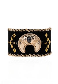 Bracelet en velours noir avec des accents dorés, présentant un ornement métallique central et des embellissements en forme de losange. Bords texturés.