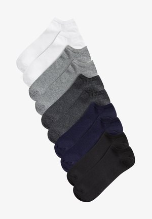 Dieci paia di calzini in diverse tonalità: bianco, grigio chiaro, grigio scuro, blu navy e nero. Ogni paio presenta una punta senza cuciture e polsini a costine.