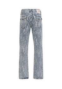 Jeans de mezclilla azul claro con efecto desgastado y pierna recta, que presentan un bordado decorativo en los bolsillos traseros y una etiqueta tipo parche en la cinturilla.